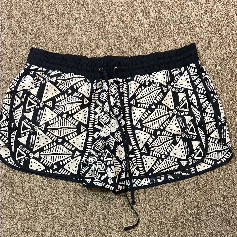 No Boundaries Black And Ivory Patterned Women's Shorts Size XL (15-17)